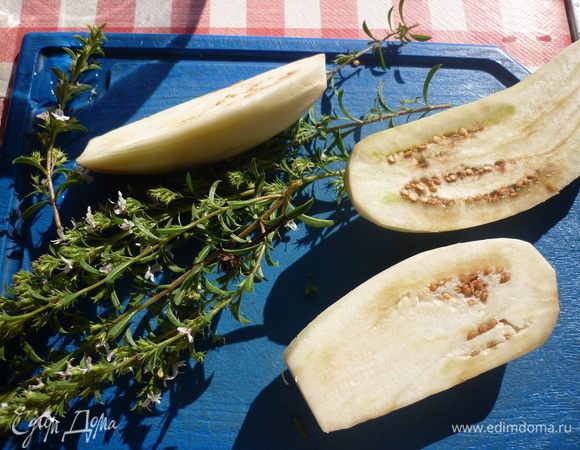 баклажаны вымыть, очистить кожицу разрезать на половинки вдоль