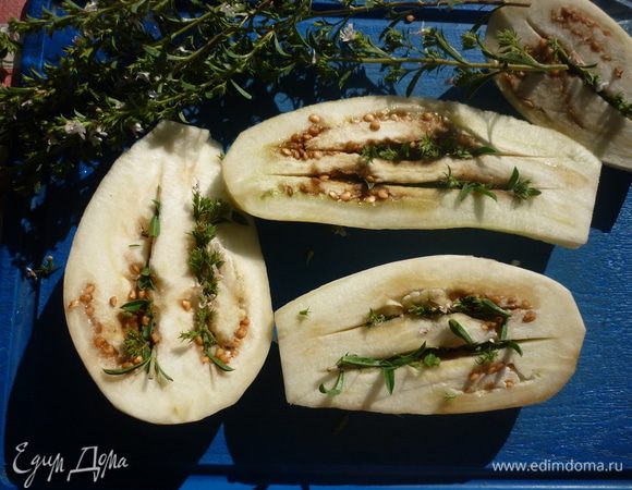 на каждой половинке сделать надрезы, поместить в них веточки свежего тимьяна