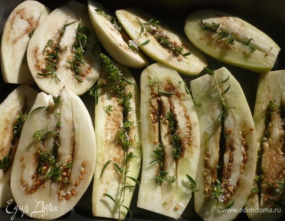 уложить баклажаны на противень, полить растительным маслом ( я патриот , и поэтому использую подсолнечное), посолить, поставить в духовку