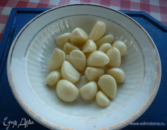 пока пекутся баклажаны, очистить чеснок