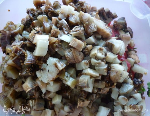 остывшие баклажаны освободить от жестких веточек, а листочки оставить. мелко порубить