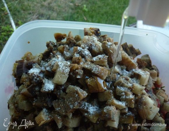 добавить баклажаны к остальным овощам, посолить, поперчить. добавить растительное масло. все перемешать