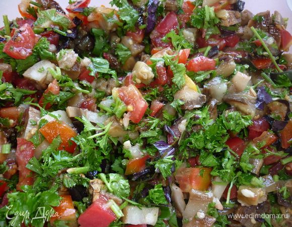 салат хорош и как самостоятельное блюдо, и как гарнир к мясу.  и особенно хороши брускеты с ним. приятного аппетита  :)