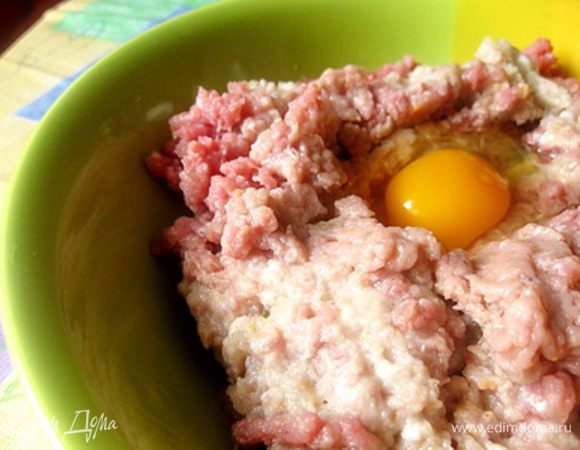 Для приготовления фарша.
Хлеб замочить в молоке или воде и затем слегка отжать. Лук очистить.
Перекрутить на мясорубке телятину, хлеб и репчатый. Добавить яйцо, соль и перец. Тщательно вымешать фарш.
