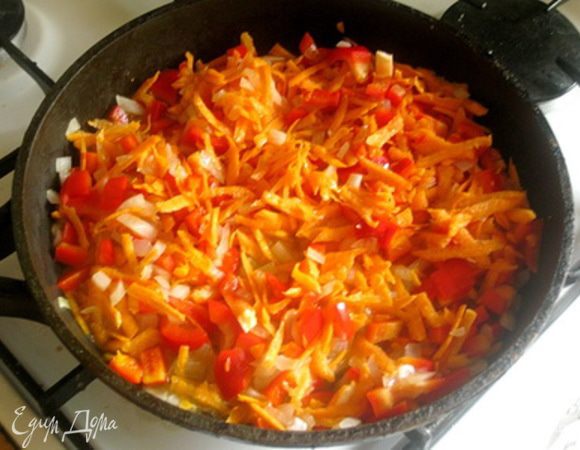 Теперь готовим соус.
Для этого чистим лук, морковь, кабачок и сладкий перец.
Лук и перец мелко нарезать кубиками, морковь натереть на крупной терке.
Пассеровать овощи на разогретой сковороде с растительным маслом (не зажаривать!).