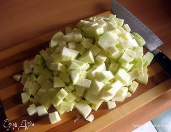 Когда овощи станут немного мягче, добавить нарезанный кубиками кабачок.