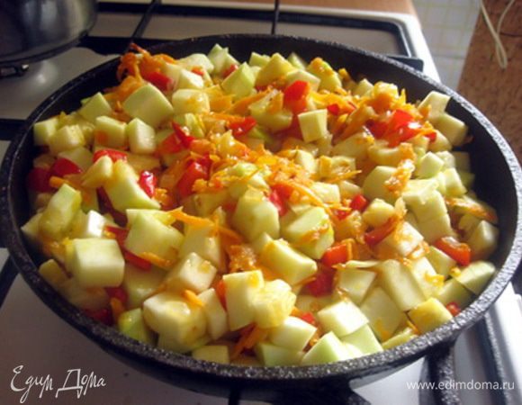 Все перемешать и тушить пока кабачок не станет мягким, периодически помешивая, чтобы овощи не пригорели.