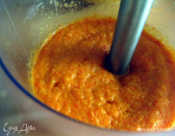 Готовые овощи переложить в стакан или миску и пюрировать погружным блендером до однородного состояния.