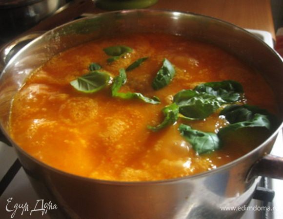 Пюрированные овощи переложить в кастрюлю с толстым дном и влить 800 мл воды, довести до кипения. Посолить, поперчить и приправить молотым имбирем по вкусу. Добавить винный уксус.
Теперь формируем фрикадельки размером с грецкий орех, сразу выкладывая каждую в горячий соус.
Сверху кладем веточку базилика, накрываем кастрюлю крышкой и тушим на маленьком огне 30 минут.