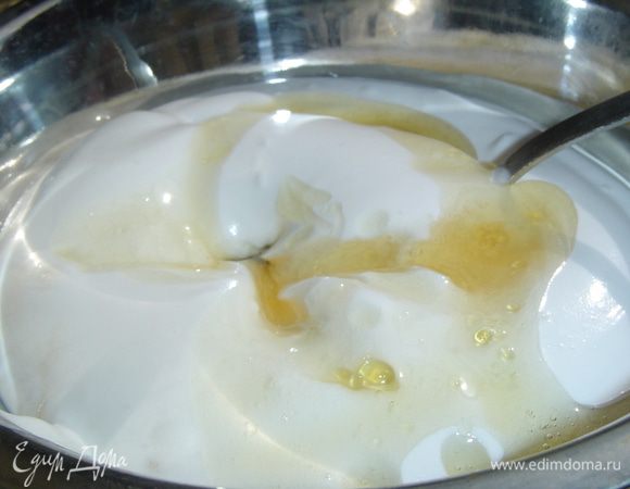 Взбиваем сметану с сахаром, добавляем растворенный желатин, перемешиваем.