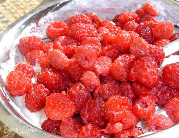 также добавляем малину и очень аккуратно перемешиваем,