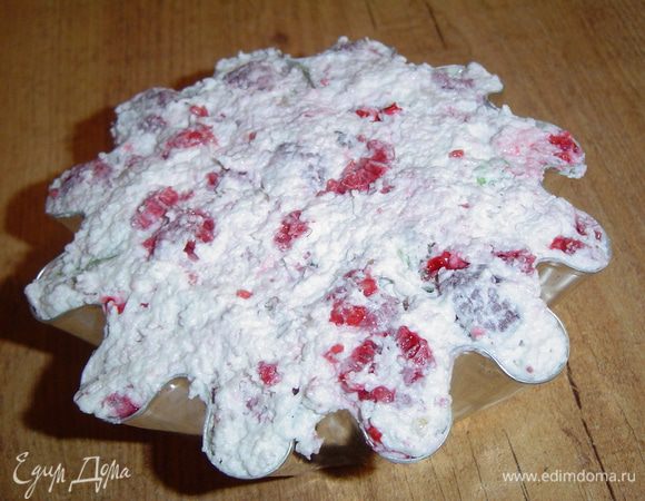 Полученную массу помещаем в форму и убираем в холодильник на 5-6 часов.