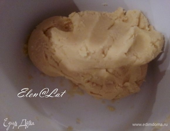 Размягченное масло взбить миксером. Добавить к маслу сахар, соль и яйцо. Взбиваем еще минуту. Затем добавить муку с разрыхлителем.
Замесить тесто.
 Получается очень приятное,мягкое тесто.
Разделить тесто на 3 равные части.