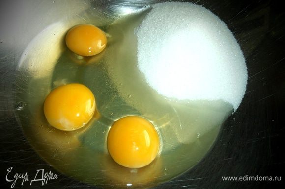 Отмеряем сахар+ванильный сахар и вбиваем к нему яйца.