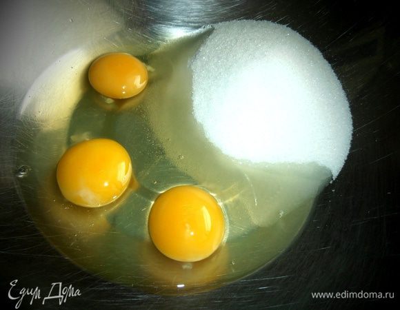 Отмеряем сахар+ванильный сахар и вбиваем к нему яйца.
