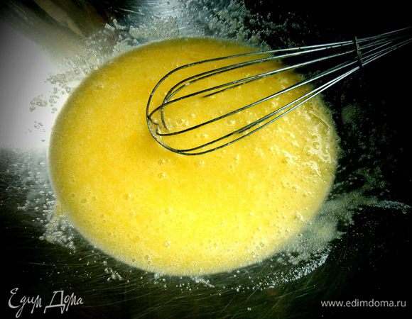 Начинаем взбивать венчиком.