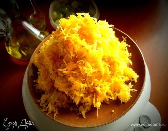 Кабачок,если молодой,то трём на мелкой тёрке вместе со шкуркой!Из 400гр целого кабачка получилось ровно 300гр тёртого(середину,в которой семечки, я оставила для борща)