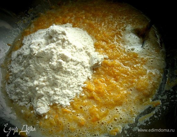 Всыпаем простую муку по частям...