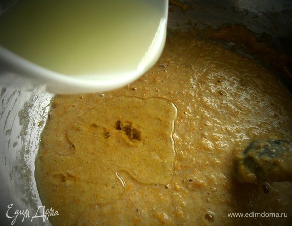 Вливаем масло(оно бледнее по цвету,чем другое масло!) в тесто и перемешиваем.