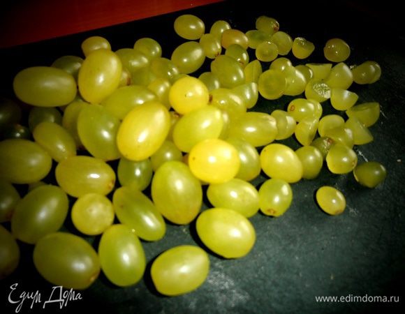 Виноградинки мелкие кидаем целиком,покрупнее-разрезаем пополам...