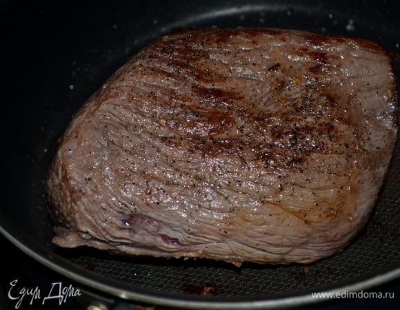 Разогреть духовку до 200гр.
Выльем на разогретую сковороду раст.масло и обжарим наш кусок говядины со всех сторон,примерно 10мин.