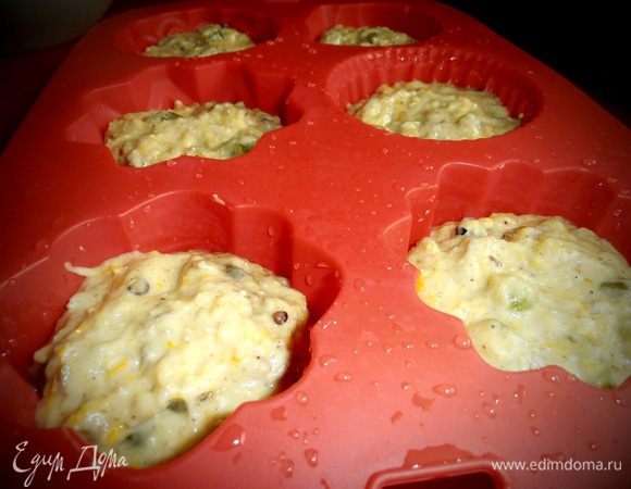 Силиконовую форму не смазываем и заполняем на 2/3 тестом...