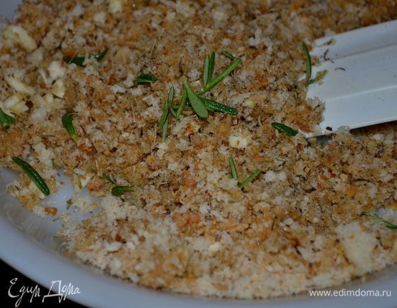 В другом блюде смешаем хлебную крошку,тимьян или травян.микс,чеснок,соль и перец и олив.масло.
