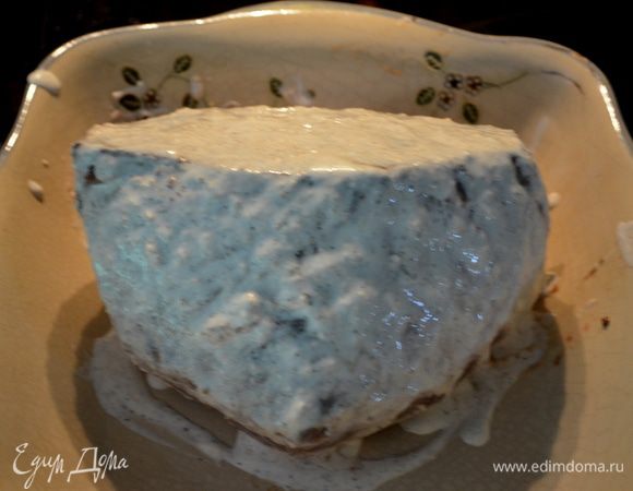 Готовое и слегка обжаренное говяж. мясо положим на блюдо и обмажем со всех сторон сметанно-хреновой смесью.