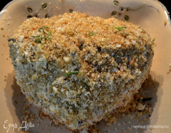 Затем обсыпаем со всех сторон нашей приготовленной крошкой.Прижимая слегка пальцами .Получается вот такой красивый кусочек.