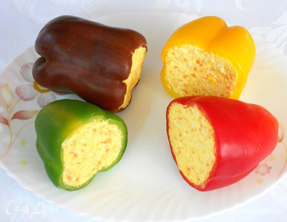 Начинить плотно перцы, предварительно очищенные от семян и перегородок. Поставить  в холодильник на 6-8 часов.