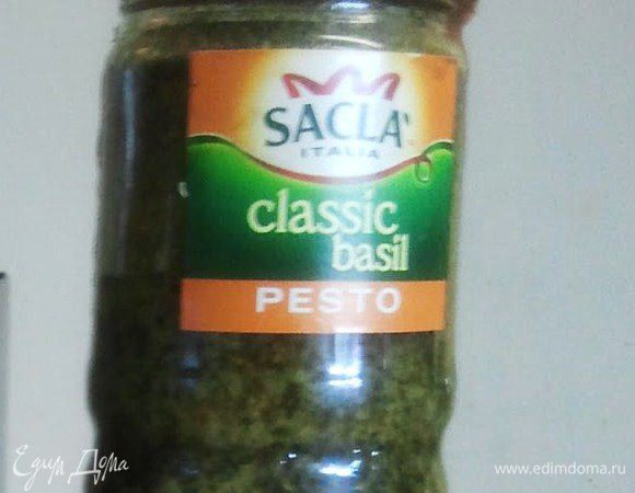 Смешать масло с бальзамико, приправить солью и перцем, полить "венок". Сверху раcпределить соус песто и листочки базилика. 
Не удержалась, добавила клюкву для цвета.