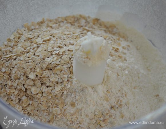 Муку просеять и смешать с разрыхлителем,содой и солью.Добавить хлопья.
