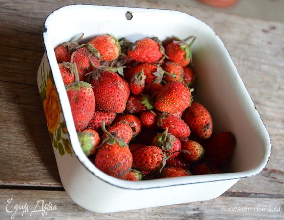 Клубнику вымыть и нарезать кубиком.Добавить в тесто и аккуратно перемешать.