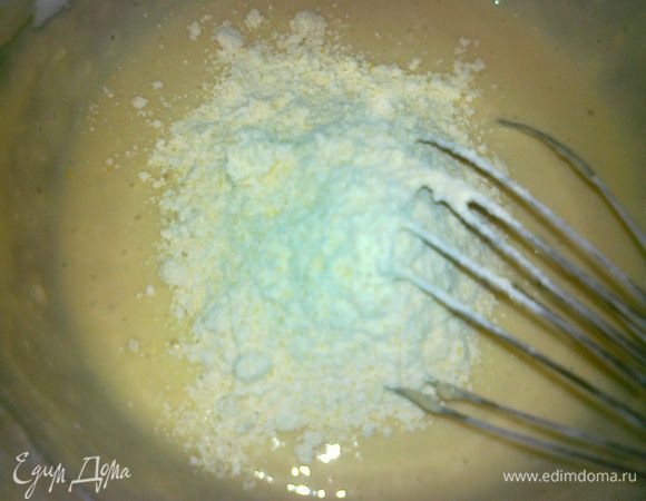 замесим тесто для блинчиков,сначала перемешать яйца и сметану,посолить и добавить муку