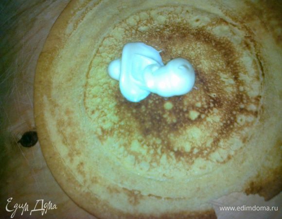 испечь блинчики,взять один и промазать майонезом, в который добавить чеснок через пресс