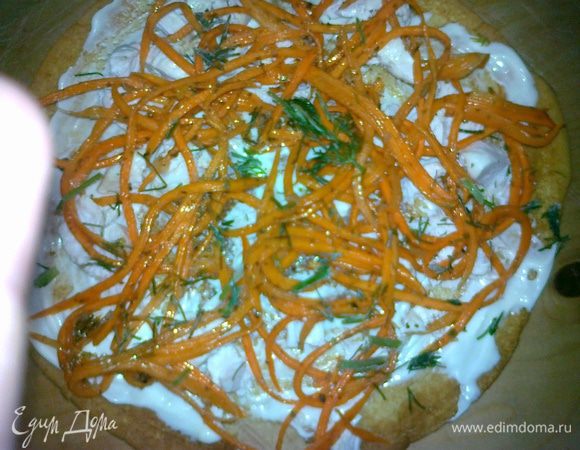 распределить мелко порезанное куриное филе,посолить,посыпать мелко порезанным орехом,сверху накрыть слоем корейской моркови и присыпать зеленью
