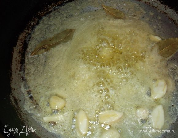 на горячую сковороду выкладываем маргарин,оливковое масло разогреваем,добавляем раздавленные зубчики чеснока(можете прорезать)лавровый лист