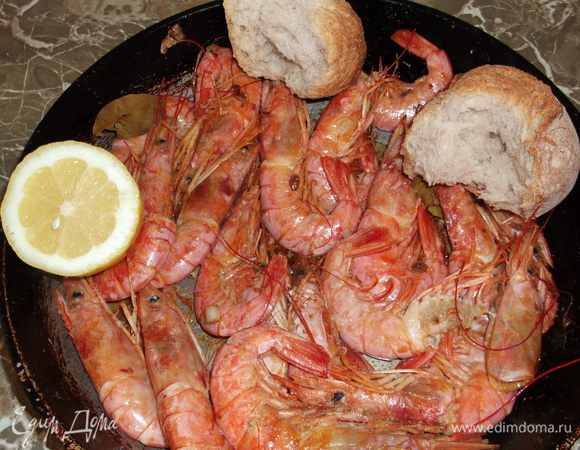 добавляем замороженные креветки и жарим пока не покраснеют,потом ещё пару минут и всё,ставим на стол прямо в сковородке,сбрызгиваем лимоном,и обьедаемся запивая всё холодным зелёным или белым вином,можно пивом..потом вымакиваем хлебушком оставшийся на сковородке соус и кушаем..обьеденье:)кто любит креветки рекомендую