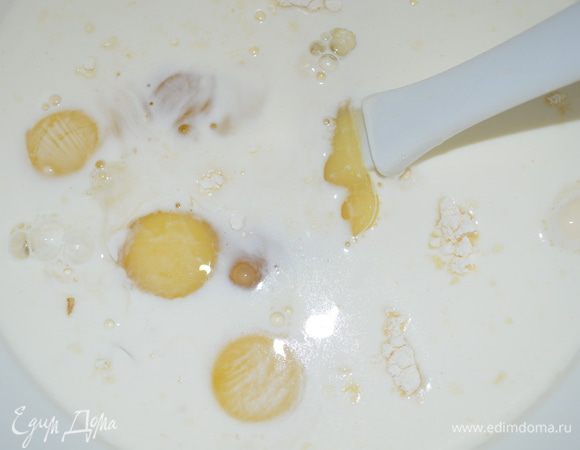 добавить яйца и все взбить до однородности...