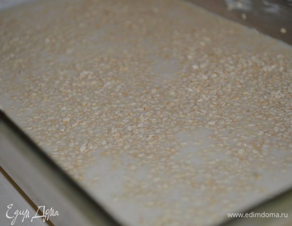 Вылить смесь в стеклянную форму, смазанную маслом. Сверху присыпать кунжутом. 