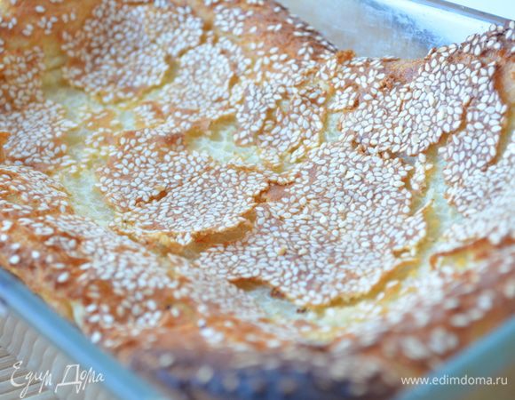 Выпекать 45 минут при 180 градусах. Готовый пирог очень сильно поднимется, вылезет весь, но потом осядет. 
Можно и горячим - сразу в форме на стол или холодным, порезать его на кусочки. 