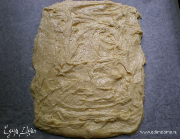 Противень застелить бумагой для выпечки, ложкой выложить тесто и выпекать 15-20 минут при 200 градусах.