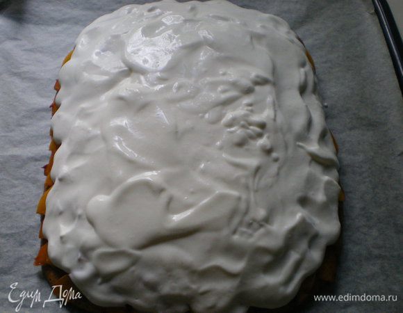 На персики выложить сметанно-белковую массу. Выпекать еще 20 минут. Я боялась, что во время выпечки крем весь стечет, стекло, но немного.