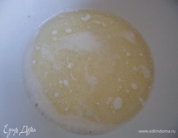 Довести до кипения молоко, соль и масло.