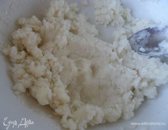 Снять с огня и добавить крахмал порциями, хорошо перемешивая до однородной массы