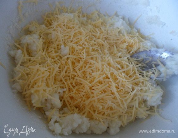 Добавить тертый сыр и снова перемешать
