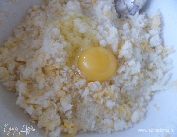 Вбить яйца по одному, каждый раз хорошо перемешивая до однородной массы