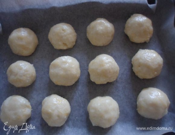 Из готового теста скатать небольшие шарики. Смазать противень маслом и выложить на него шарики, оставив расстояние между ними (т.к.они увеличатся в объеме почти в 2 раза)