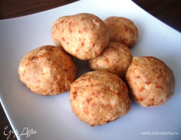 Поставить в духовку, разогретую до 200 градусов на 20-25 минут. Духовку во время выпечки открывать нельзя (иначе осядут). Подавать горячим. Приятного аппетита!!!