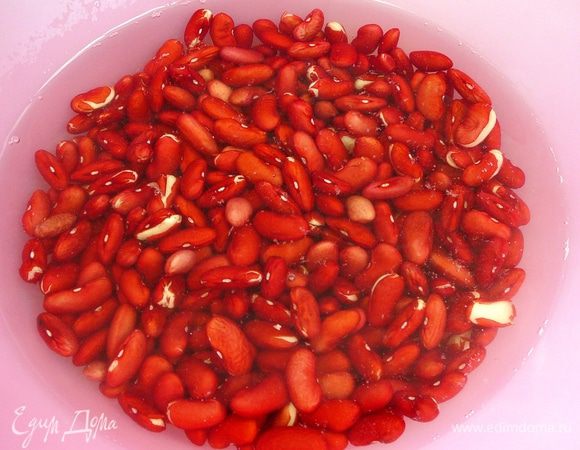 Фасоль хорошо промыть и замочить в воде на 6-8 часов. (я оставила на ночь) На следующий день воду слить, промыть фасоль под проточной водой, залить большим количеством воды и варить 1,5-2 часа.